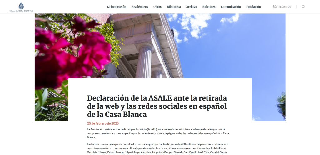 Declaración de la ASALE sobre la retirada de la web y redes sociales en español de la Casa Blanca, con imágenes de flores y una arquitectura clásica.